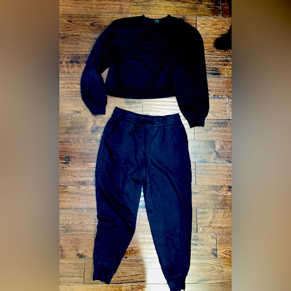 Women's black sweat outfit (Wild fable/Colsie) Medium bottom/ Large top